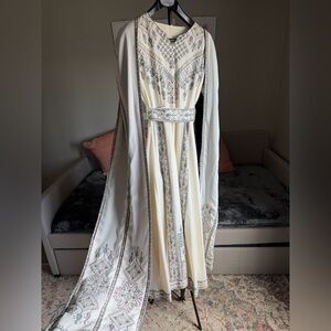 Elegant Cream Embroidered thob removable cape sleeve